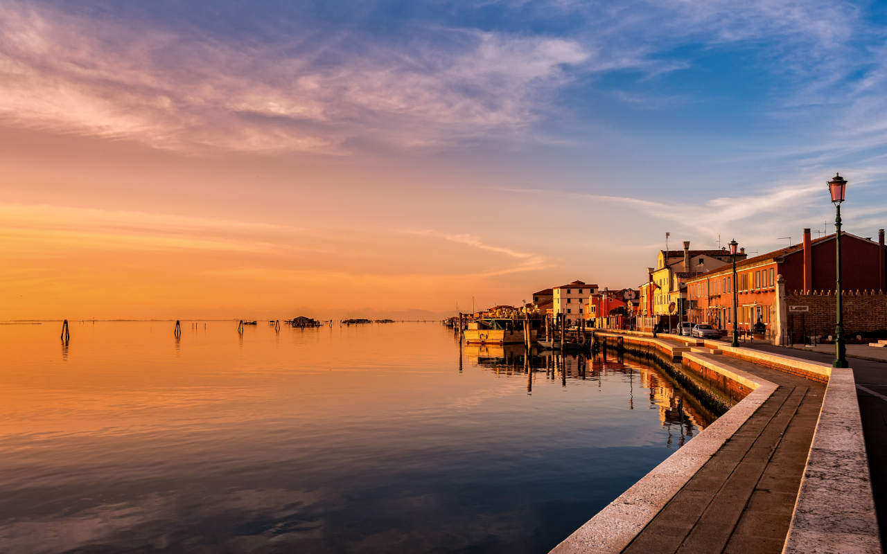 La preciosa isla Pallestrina en Venecia al atardecer