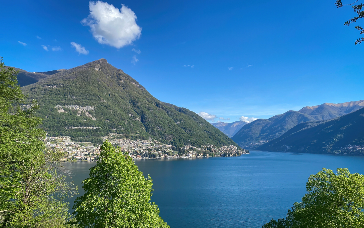 Vista del lago Como en un día soleado, Italia
