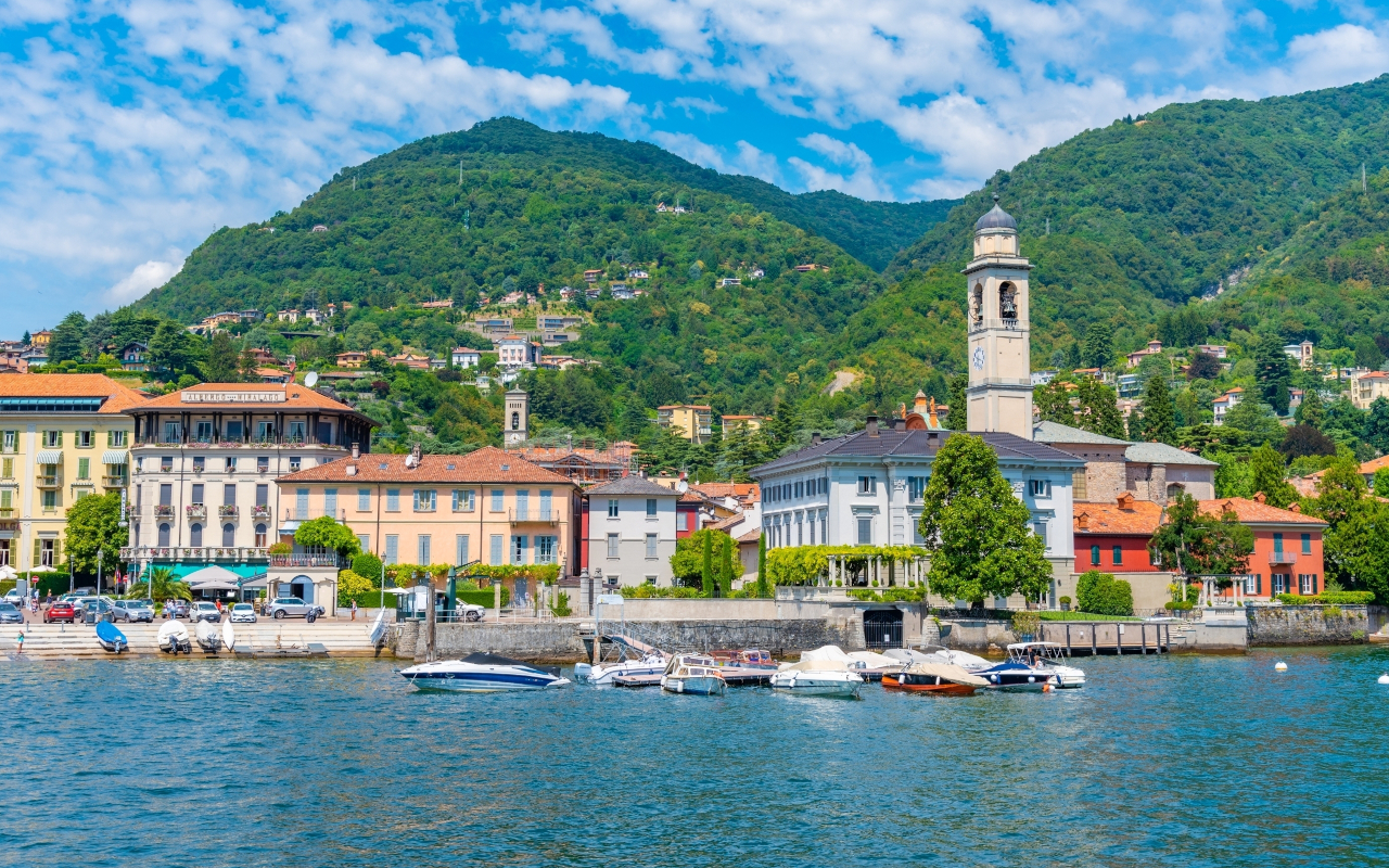 Cernobbio, un pueblo a orillas del lago de Como, donde la elegancia se fusiona con la naturaleza.