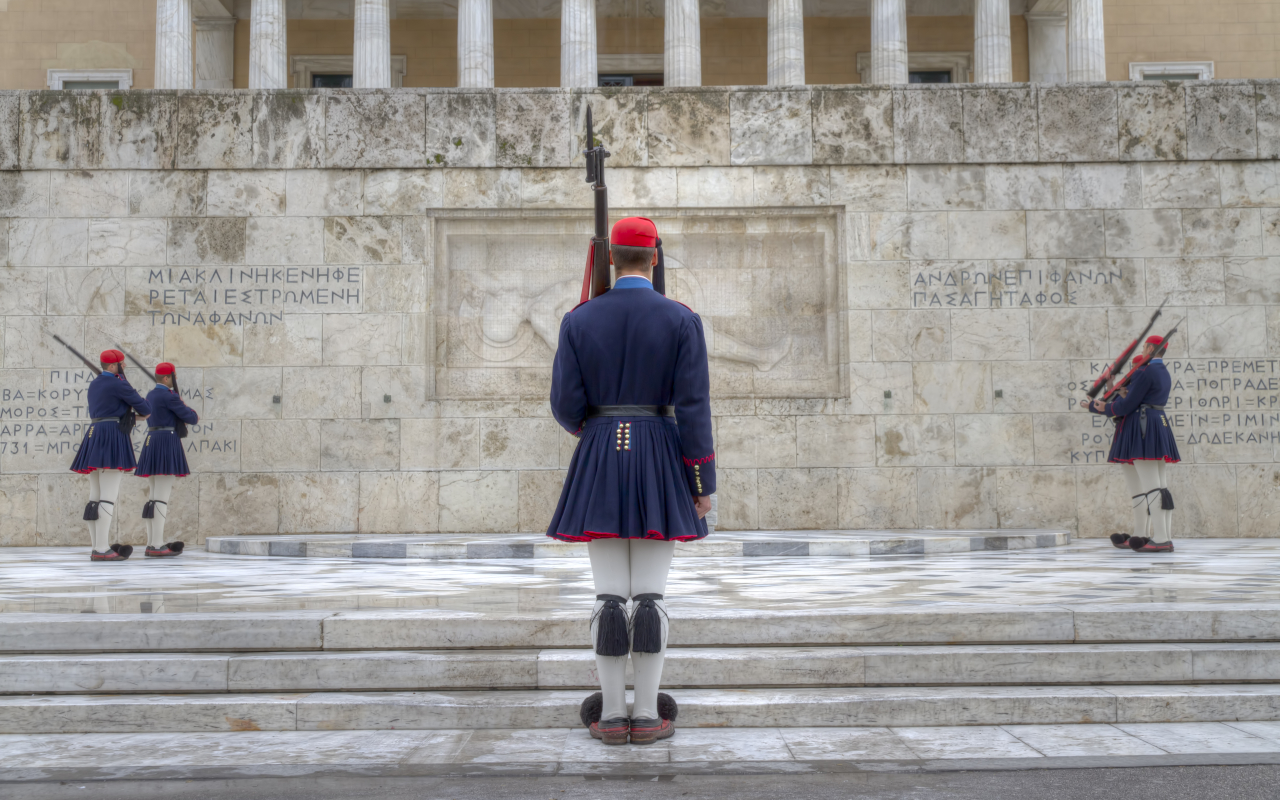 Monumento al Soldado Desconocido vigilado por los Evzones, Atenas