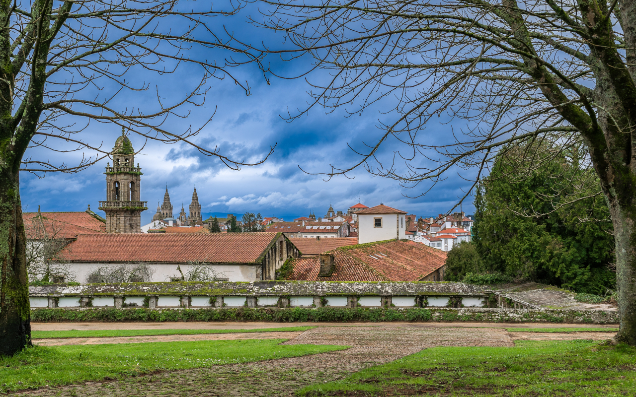 Murallas del cementerio de Santiago de Compostela con la catedral al fondo.