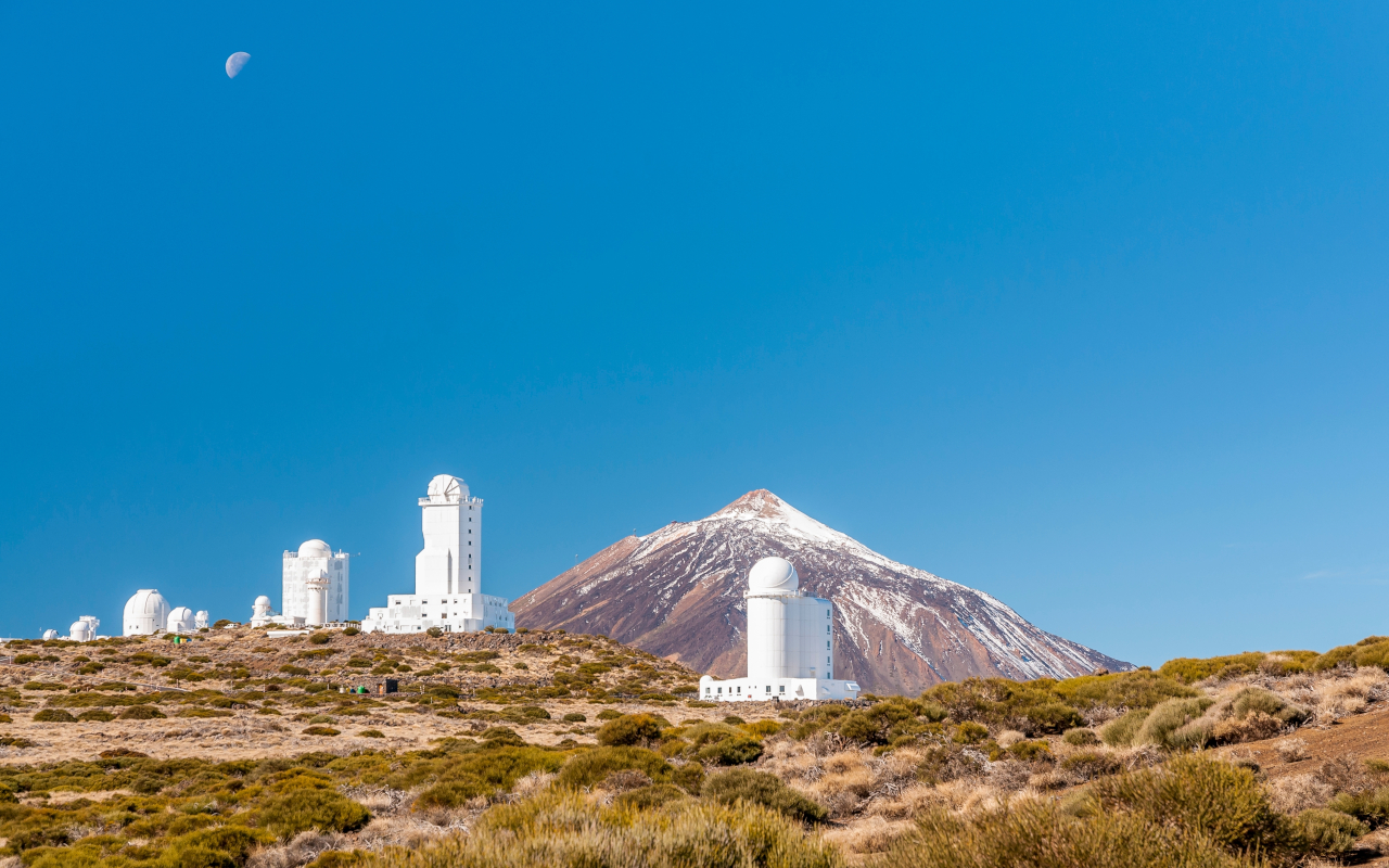 Pico del Teide nevado por encima del Observatorio, Tenerife
