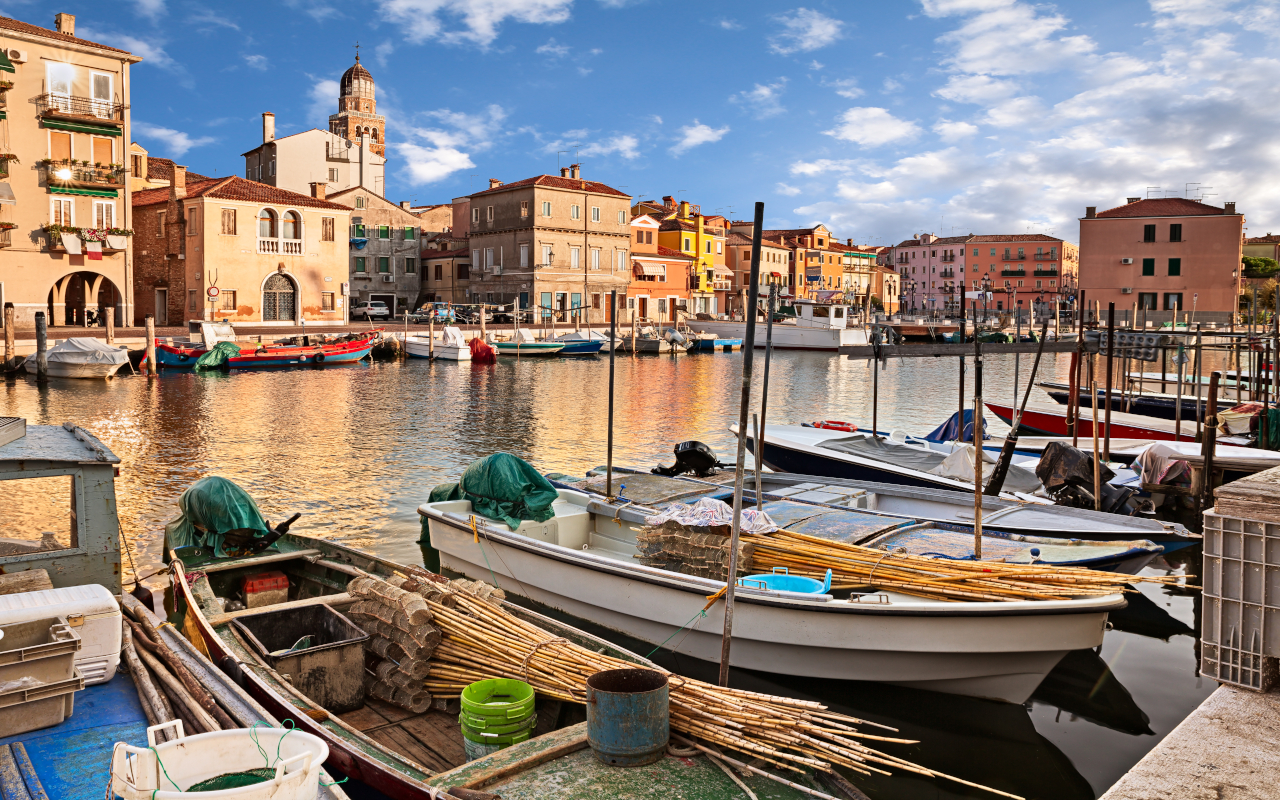 Paisaje general de Chioggia con los edificios más emblemáticos al fondo.