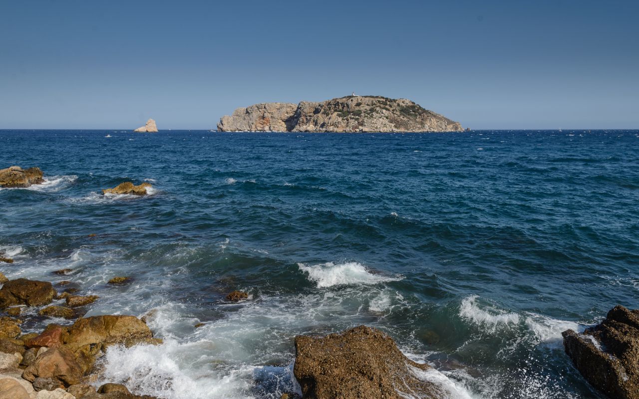 Paisaje natural típico de esta excursión en barca por las Islas Medas.