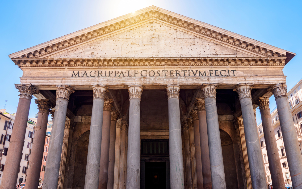 Fachada principal del Panteón de Roma con el sol encima