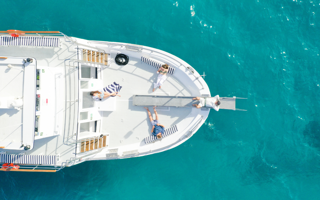 Vista aérea de la proa de un barco en las aguas cristalina de Palma de Mallorca