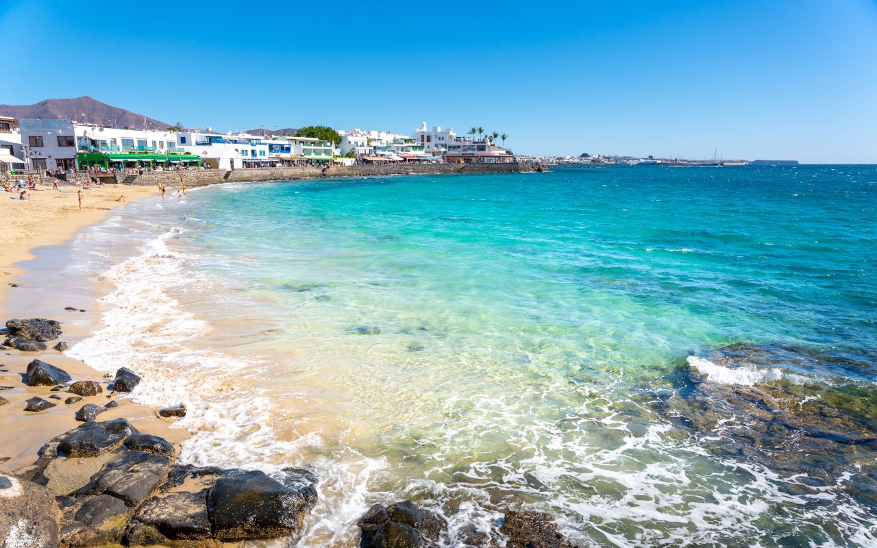 Aguas cristalinas en Playa Blanca, Lanzarote