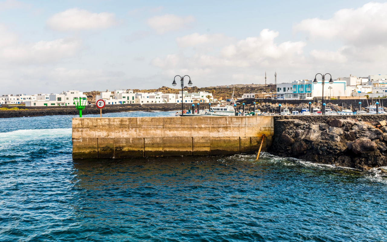 Puerto de Orzola, lugar de salida desde Lanzarote.