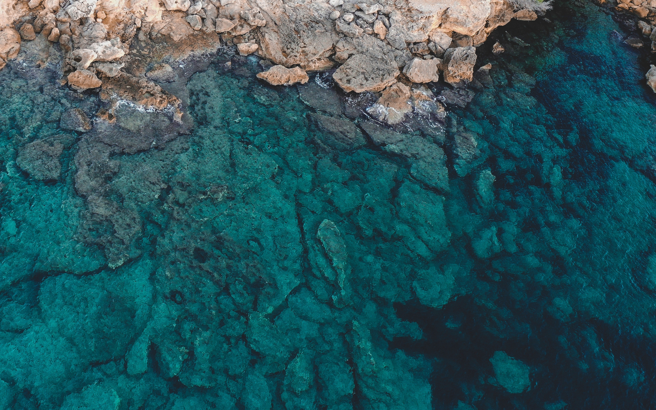 Plano aéreo de las aguas cristalinas de Pollença en Mallorca