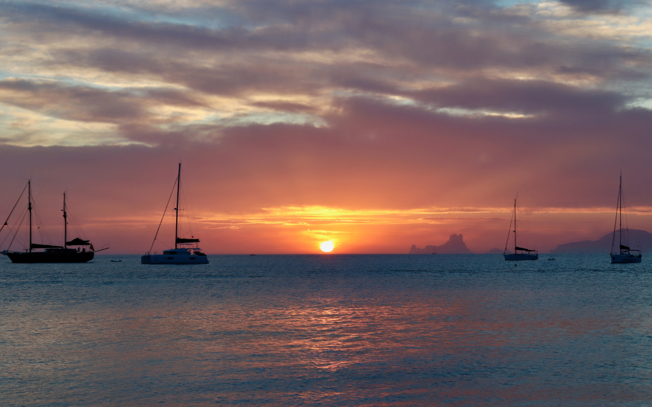 Barcos de fondo en Ses Illetes en una espectacular puesta de sol