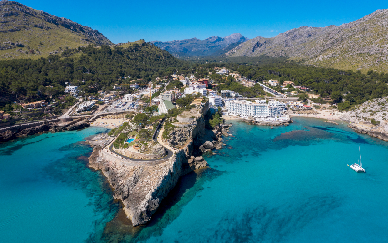 Cala Sant Vicenç y sus aguas cristalinas en Mallorca