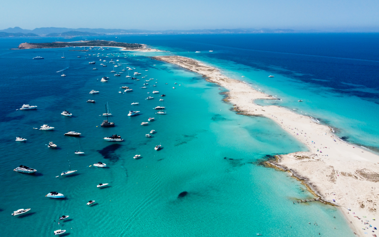 Lengua de arena en las aguas cristalinas de Ses Illetes, Formentera