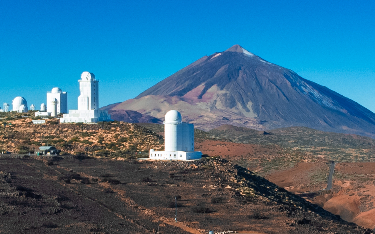 El Teide se levanta por encima del Observatorio, Tenerife