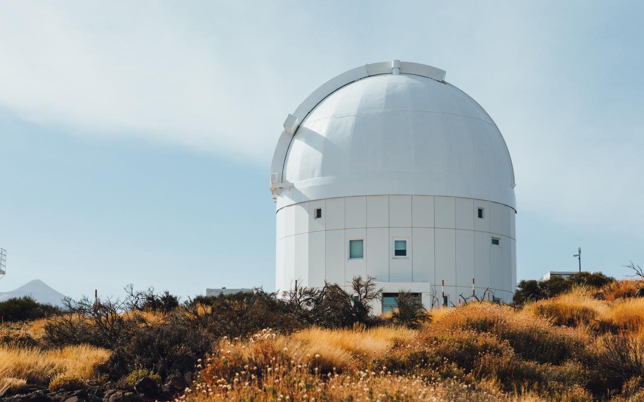 Telescopio del Observatorio del Teide en un día despejado, Tenerife