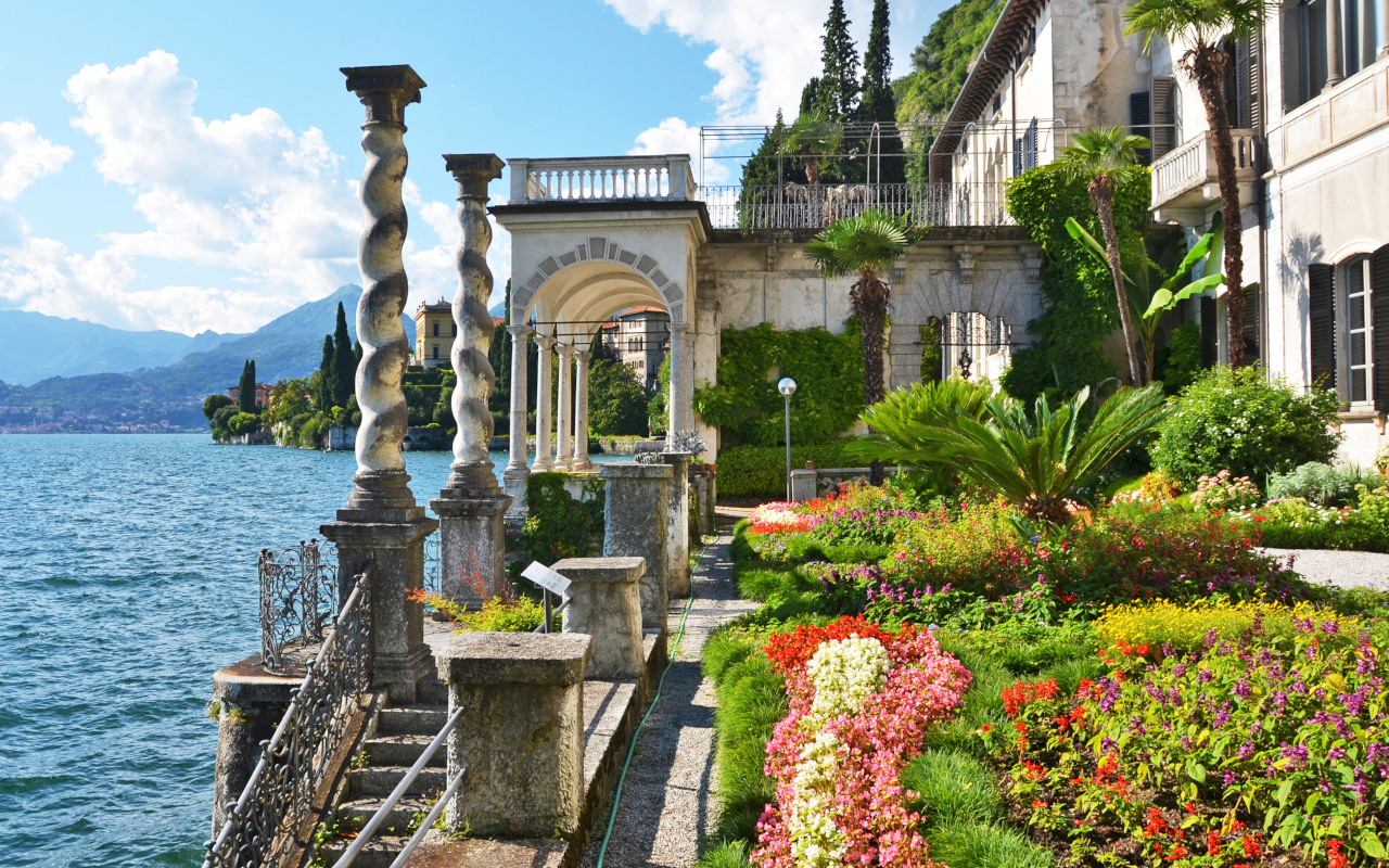 Villa Monastero se extiende junto al lago con más de dos kilómetros de jardín botánico.