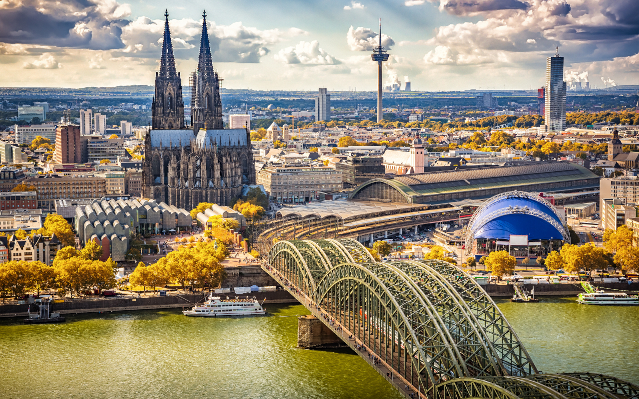 Vista aérea de Colonia, con el imponente puente Hohenzollern y la majestuosa catedral gótica.