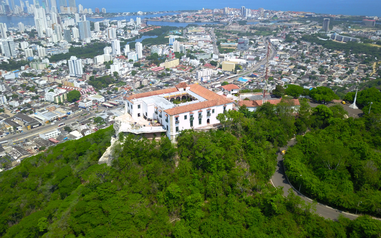 Vista aérea del Cerro de la Popa, el punto más alto de la ciudad.