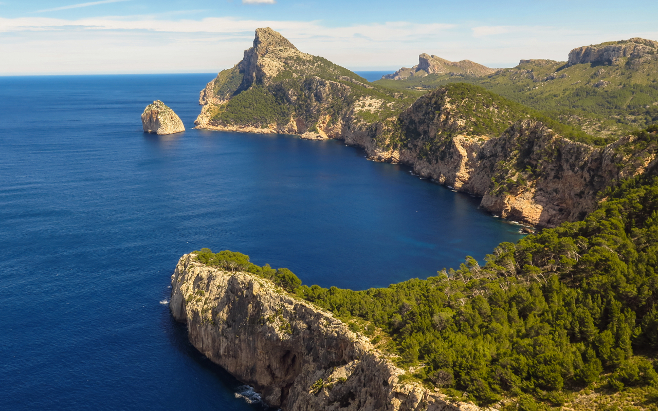 Vistas desde el mirador, el intenso azul del mar contrasta con el la vegetación.