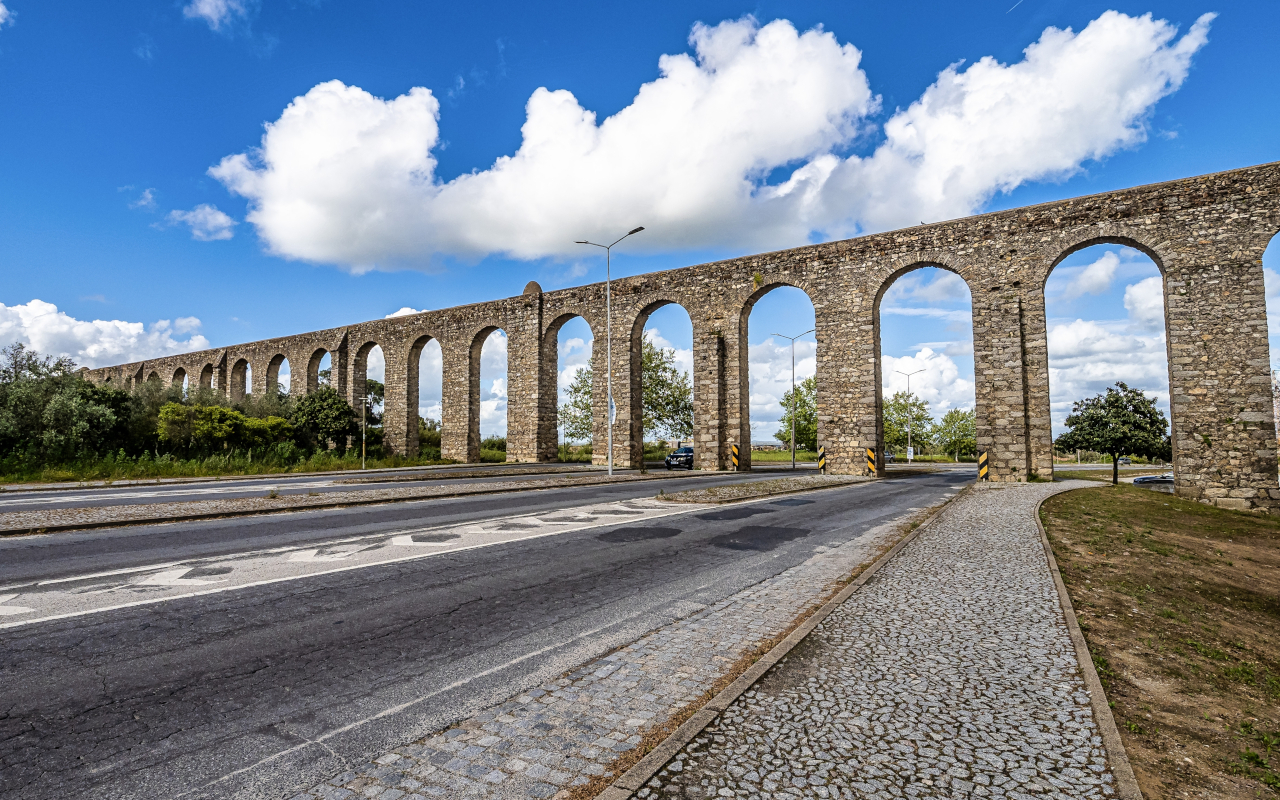 El Acueducto de Agua Prata de Évora, una de las vistas obligatorias de la ciudad.