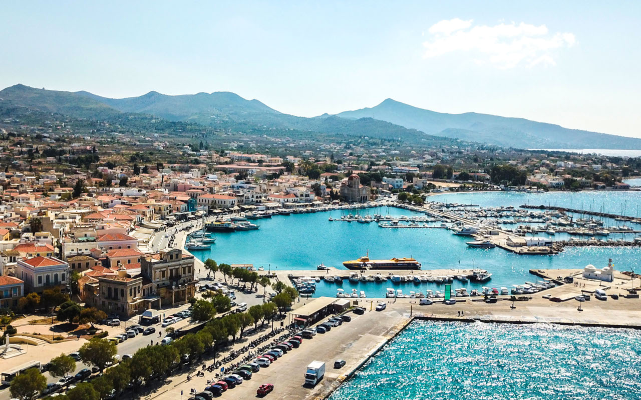 Vista de Aegina, sus monumentos y aguas de un azul intenso.