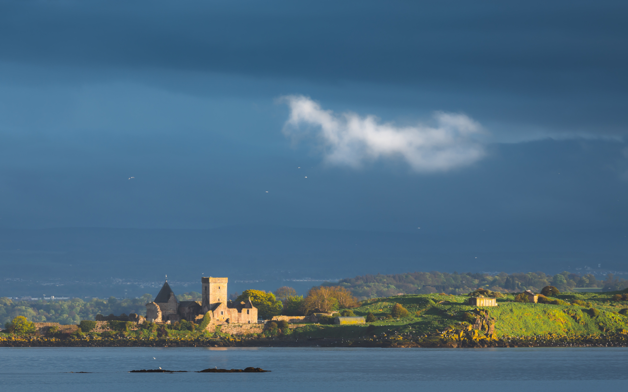 Vista de un día de tormenta en la abadía de Inchcolm, Escocia