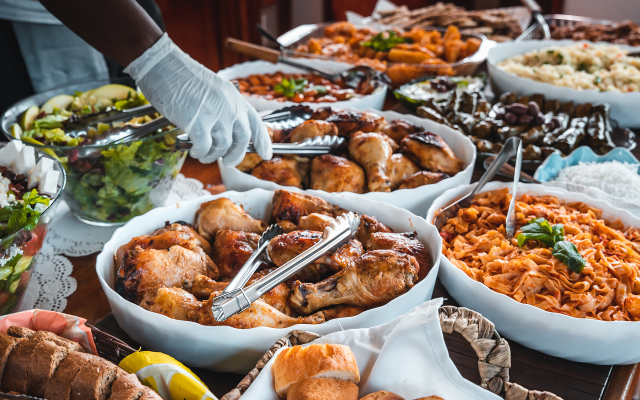 Almuerzo mediterráneo y griego que se servirá a bordo.