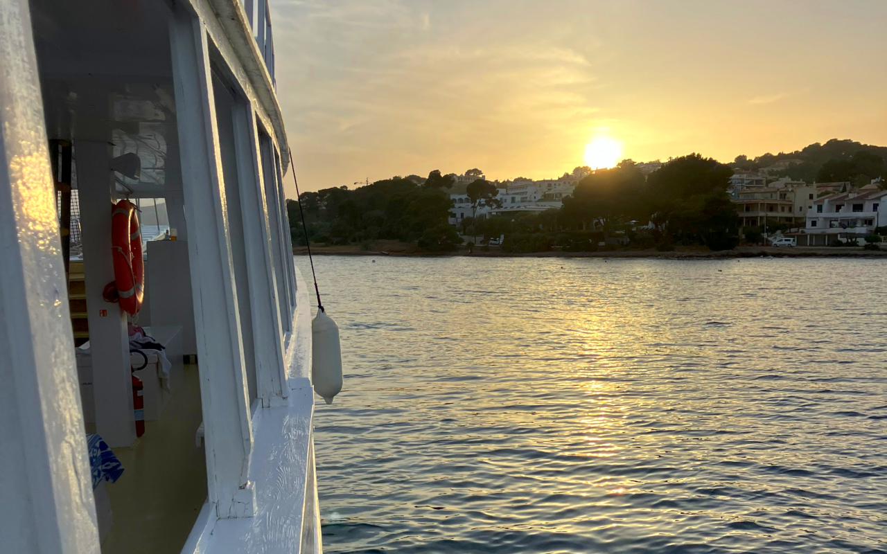 Desde el barco vistas del atardecer en la bahía de Alcudia, Mallorca