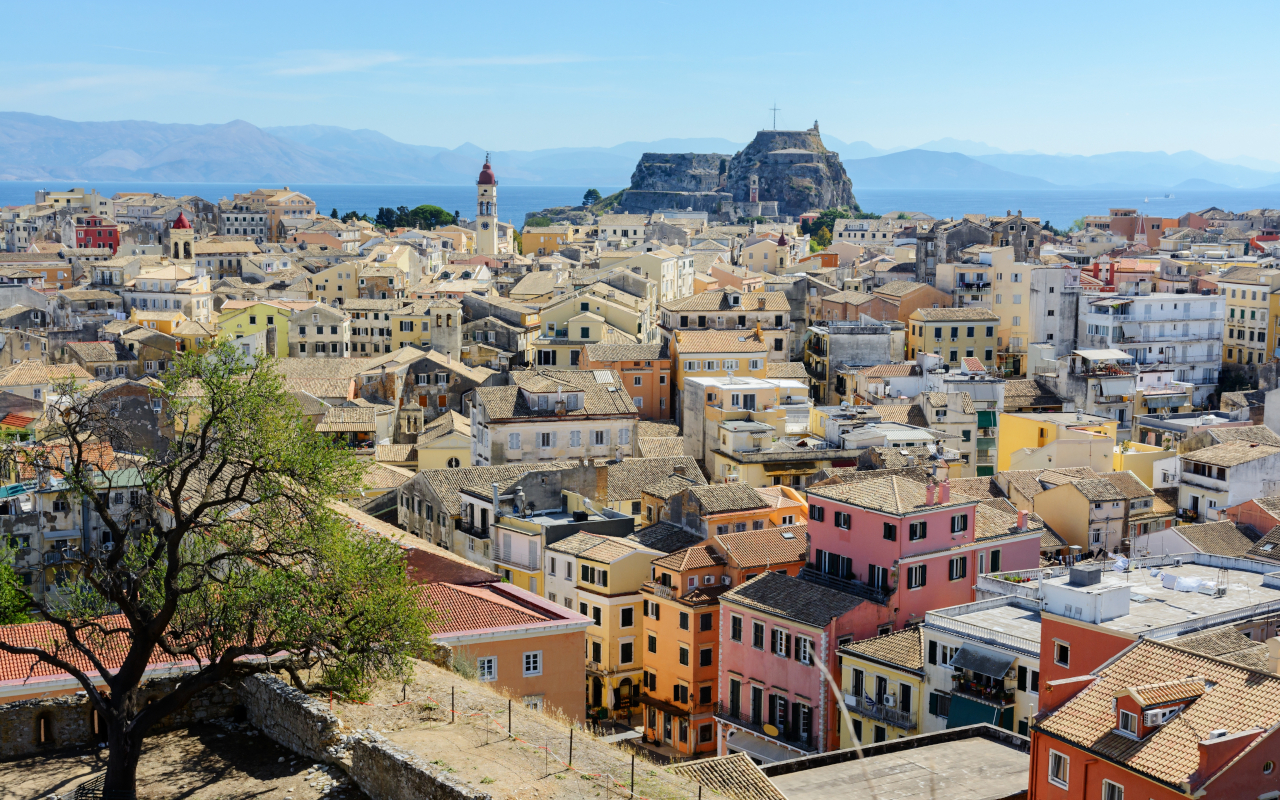 Vista desde una azotea de las casas típicas griegas de la ciudad de Corfú