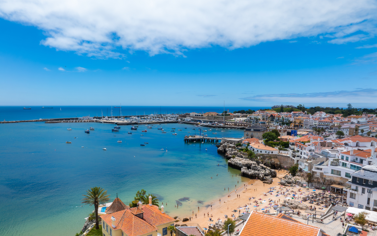 Precioso día soleado en la bahía de Cascais, Portugal
