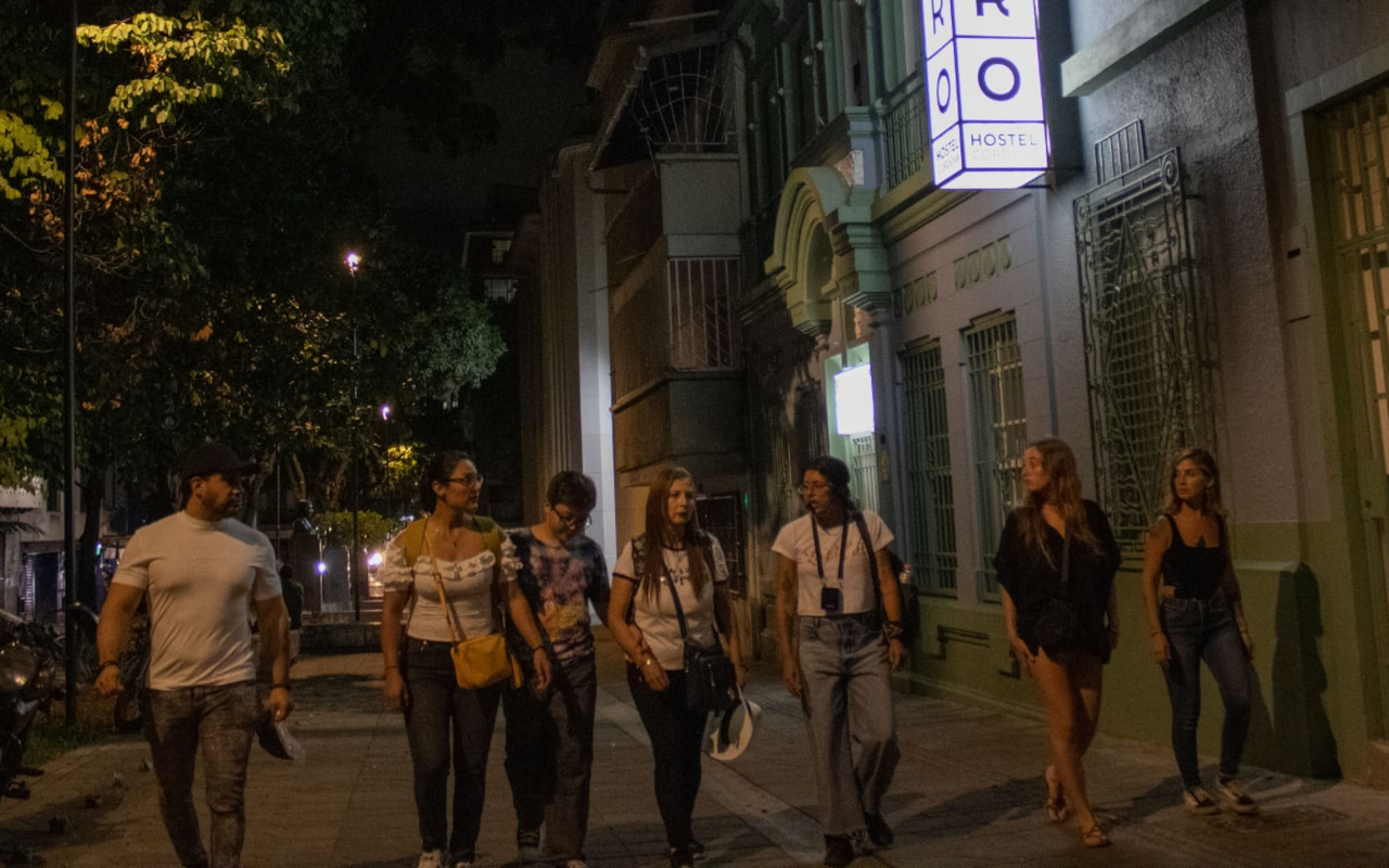 Grupo de personas disfruta del free tour Medellín Nocturno y Bohemio, Colombia
