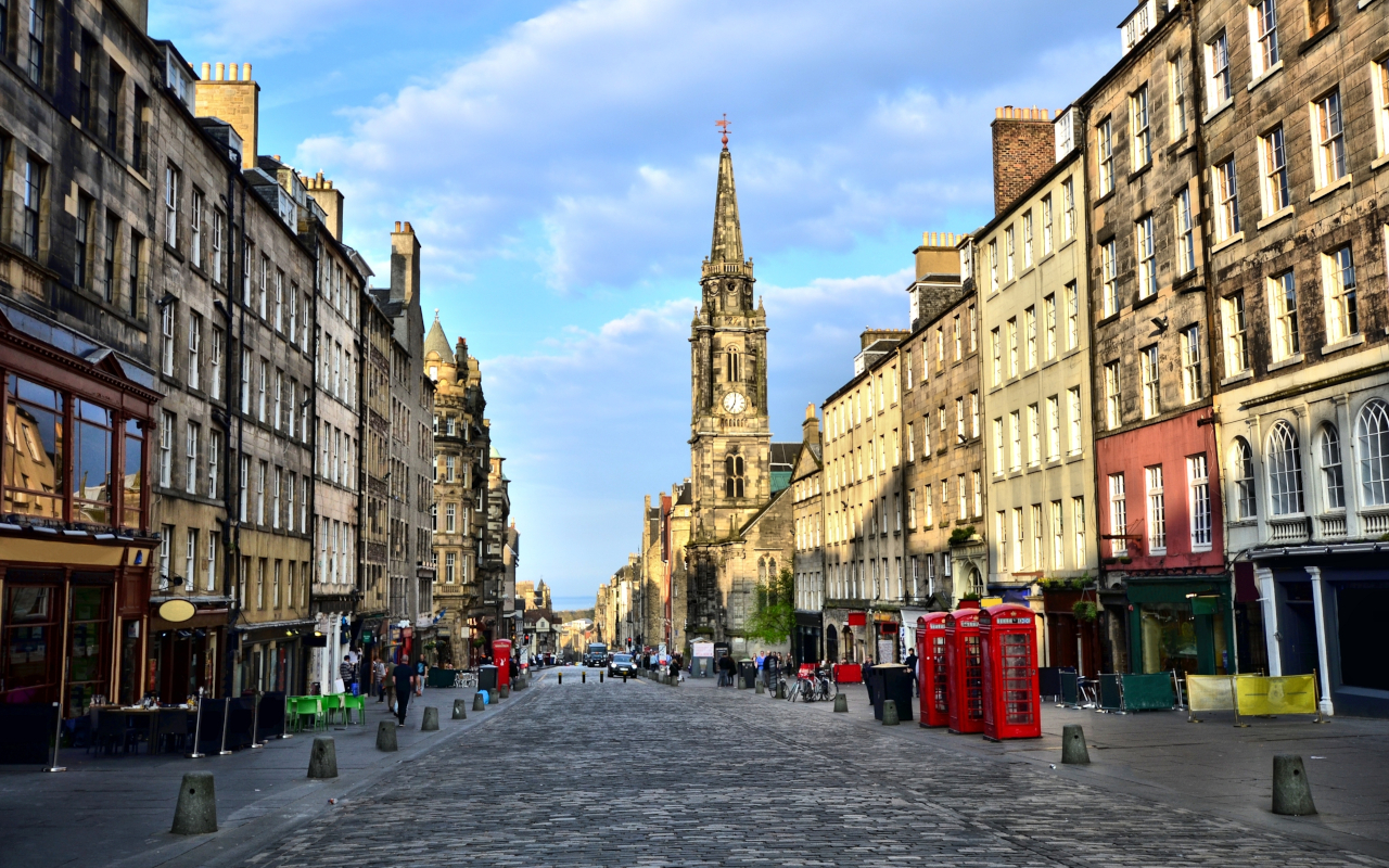 Edimburgo en un día soleado y su Royal Mile