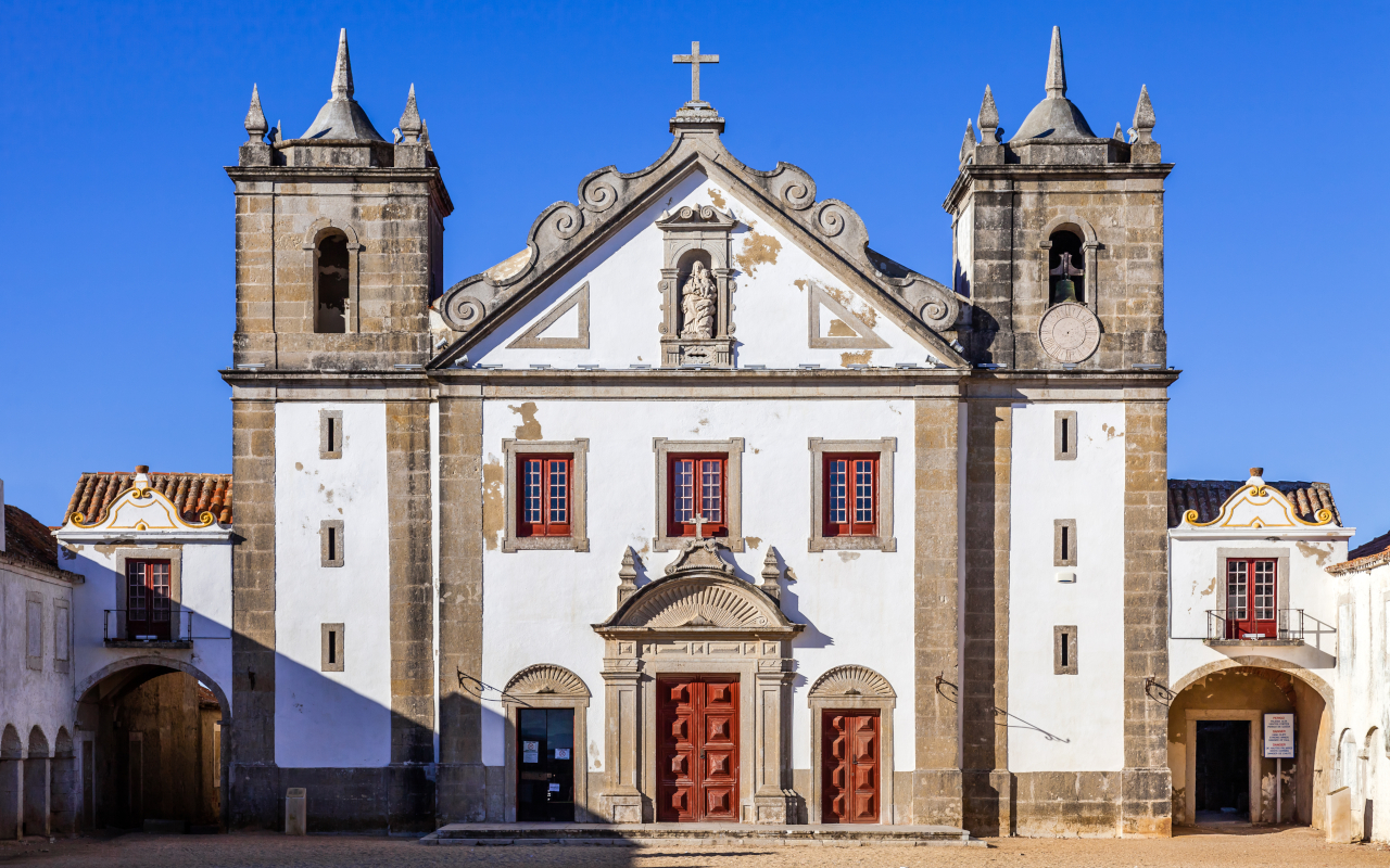Imagen frontal de la capilla de Nuestra Señora del Cabo, Sesimbra
