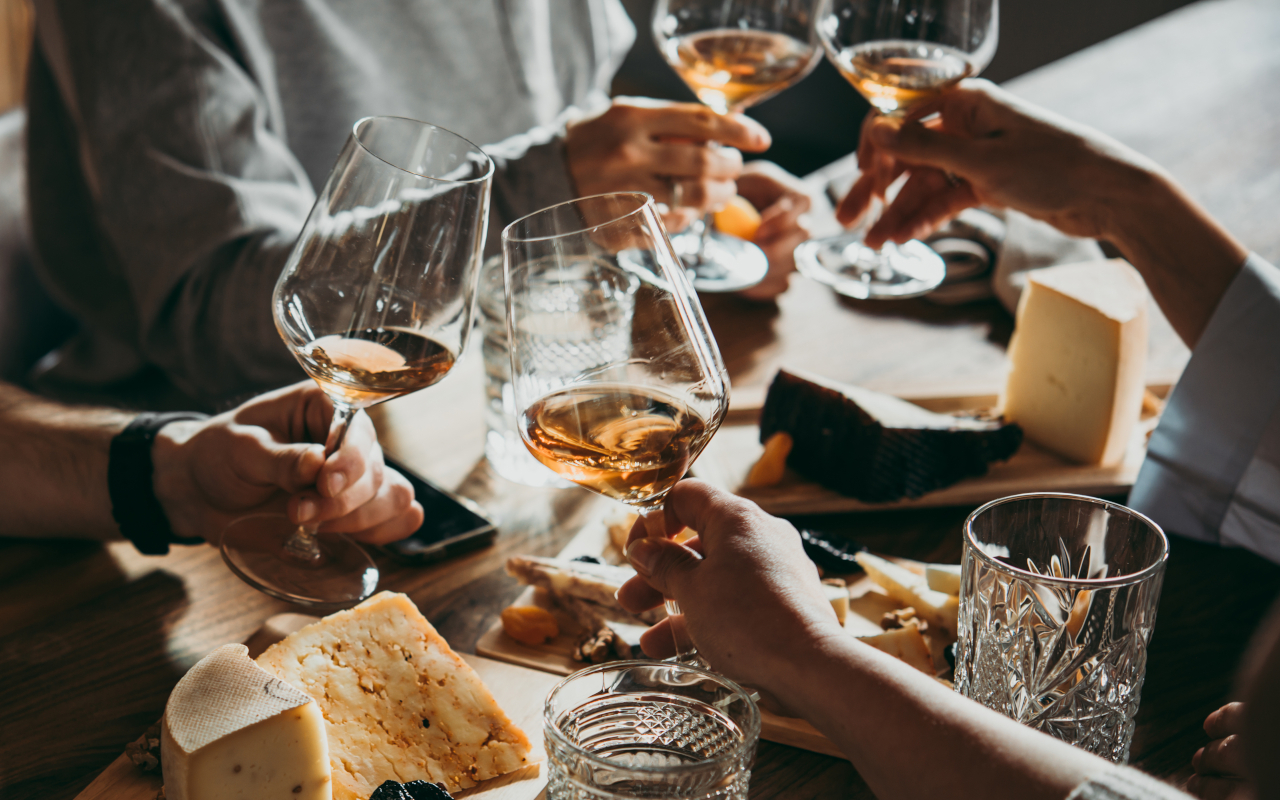 Un grupo de personas disfruta de una cara de vinos y quesos franceses en París