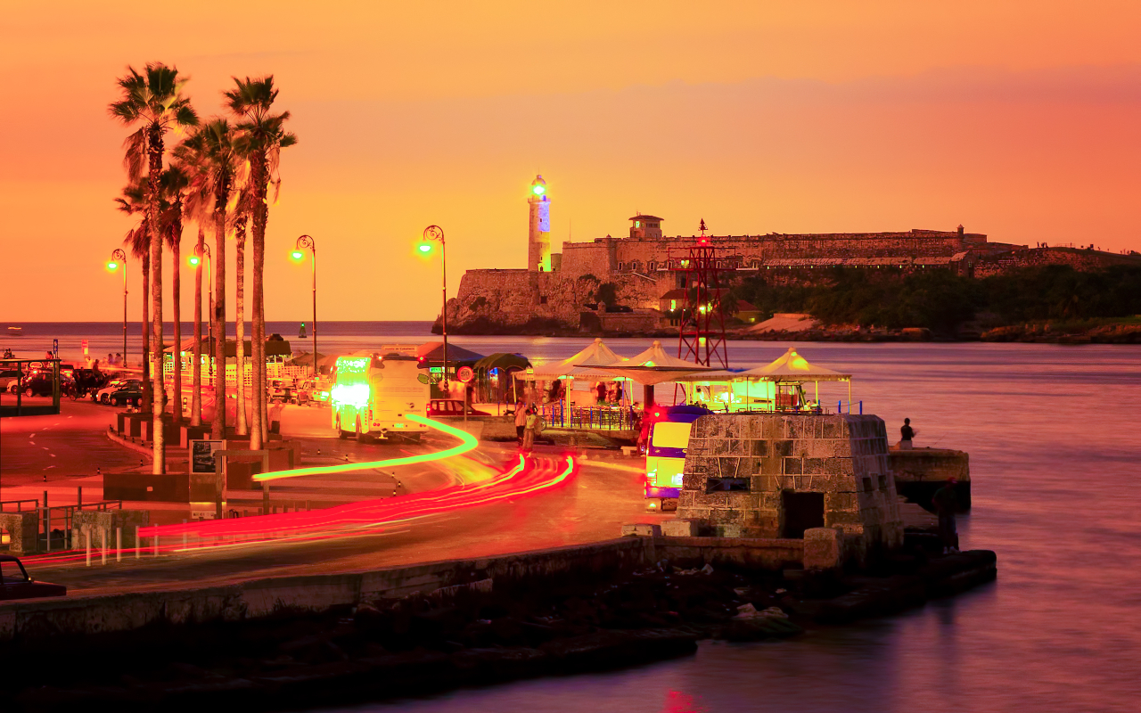 Vistas nocturnas del faro y castillo Morro en La Habana, Cuba