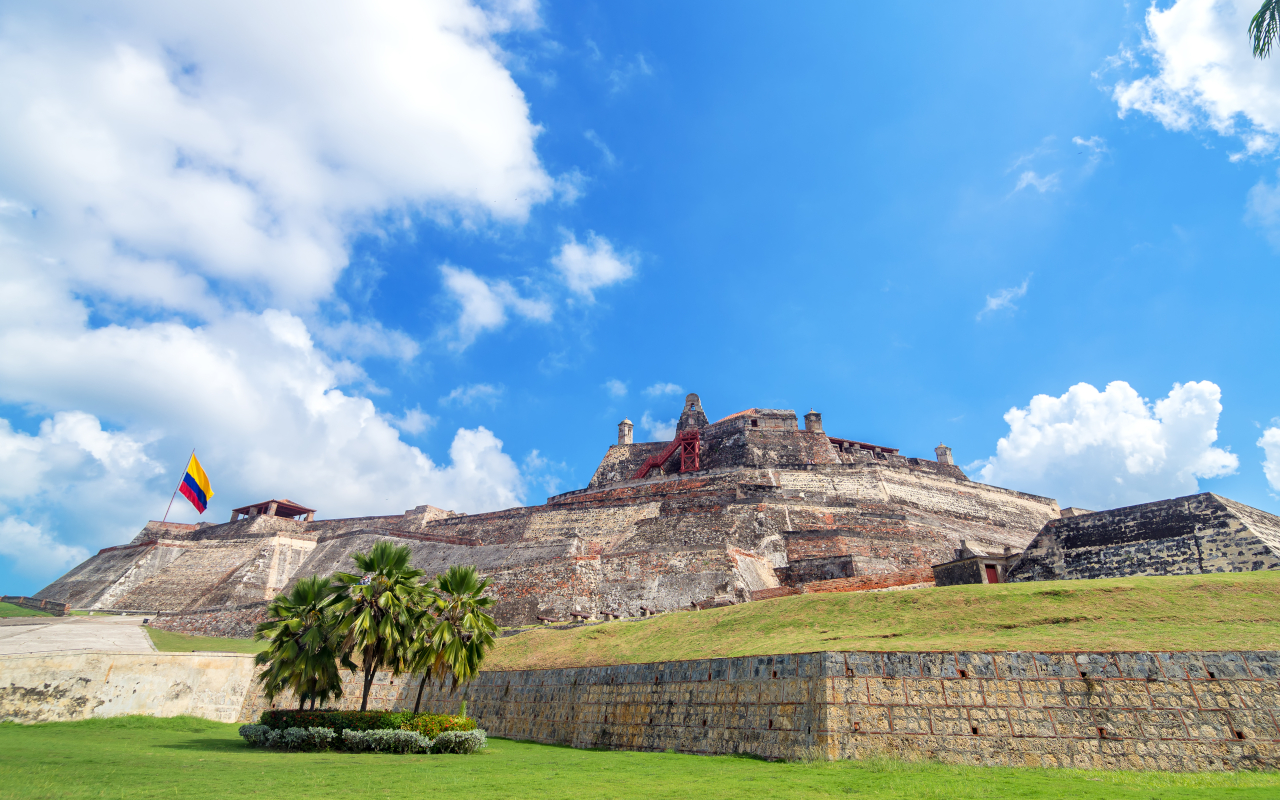 El Castillo de San Felipe domina la ciudad con su imponente muralla.