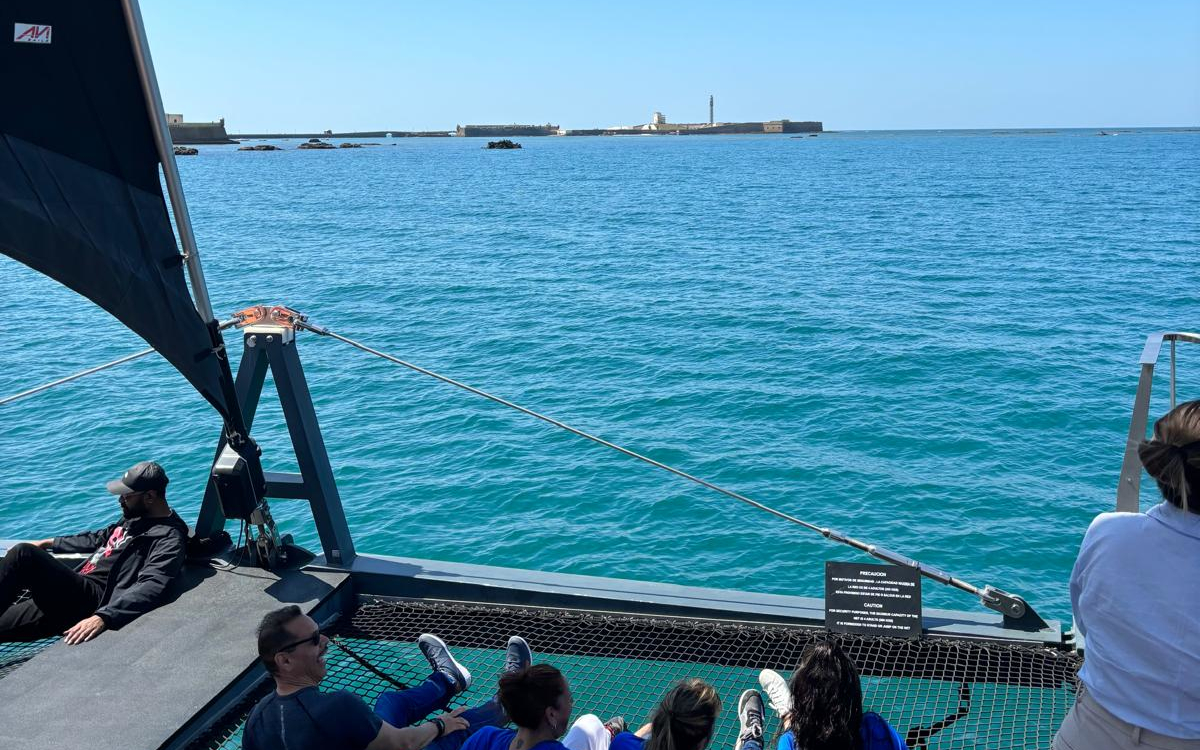 Vistas desde el catamarán Pura Vida en la bahía de Cádiz