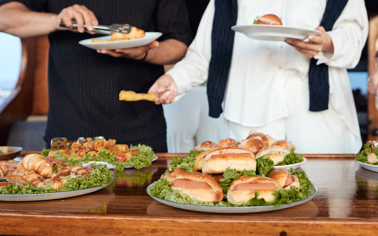 Servicio de cena a bordo, incluido en este crucero al atardecer.