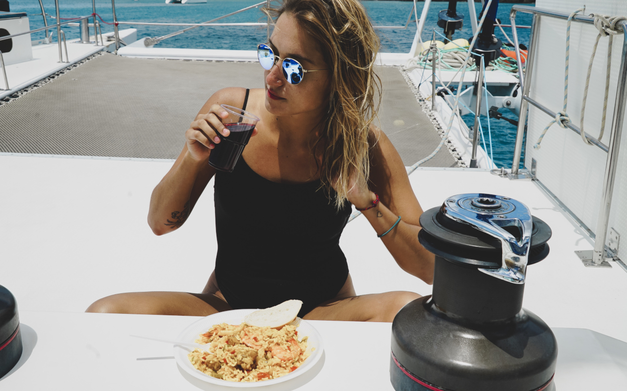 Chica disfruta de un aperitivo que no está incluido en el precio.