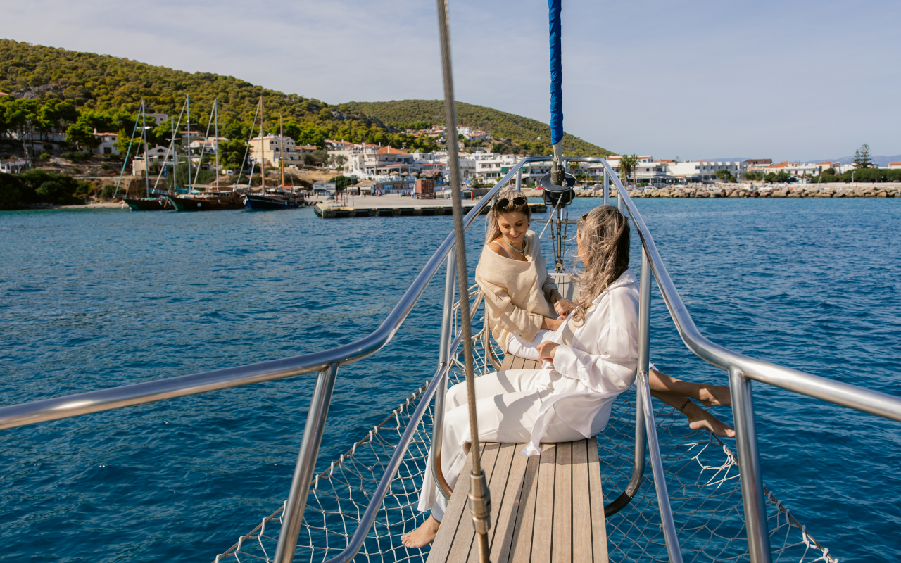 Amigas divirtiéndose en el crucero por Atenas.