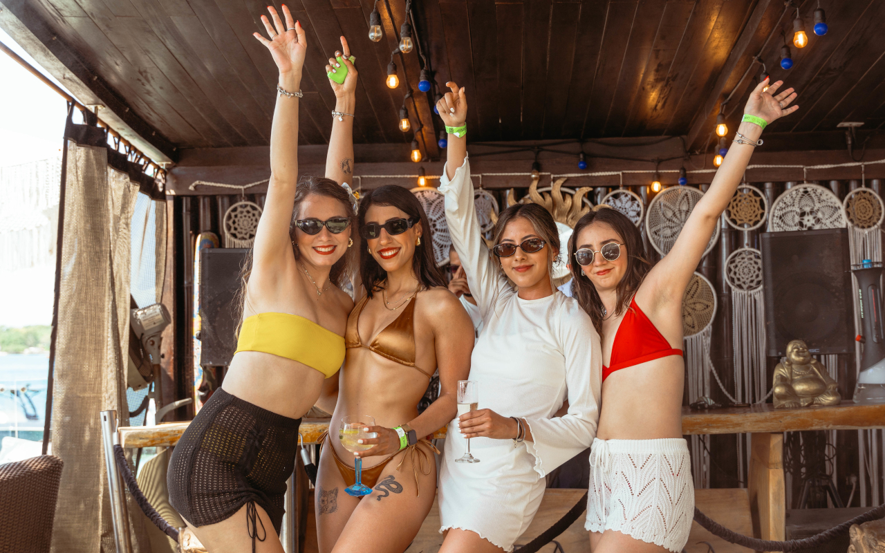 Amigas bailando en Fénix Beach, Cartagena de Indias