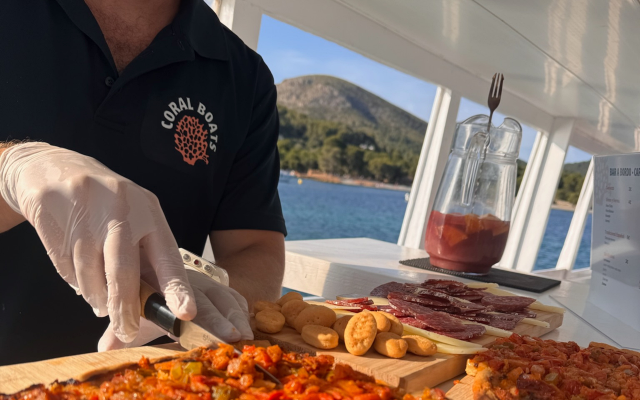 Comida a bordo en la bahía de Alcúdia, Mallorca
