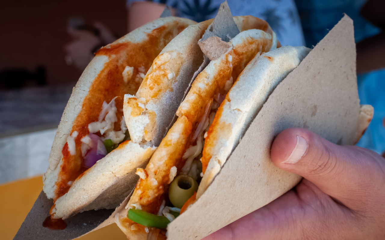 Comida típica cubana en un puesto callejero de Trinidad, Cuba