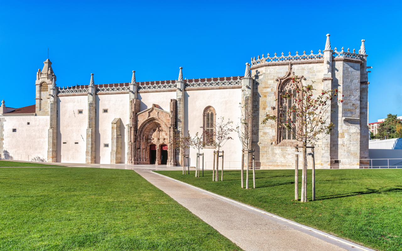 Convento de Jesús en un día soleado en Setúbal, Portugal