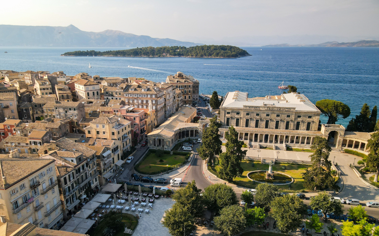 Vistas del mar desde lo alto de la ciudad de Corfú, Grecia