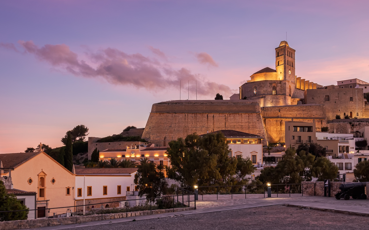 D'alt Vila, una vista de noche que parece sacada de una postal.