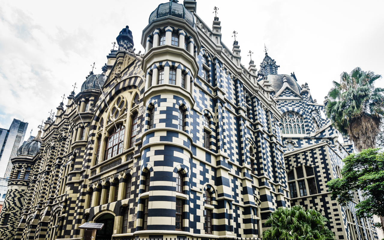 Edificio Rafael Uribe Uribe que adorna la plaza Botero.