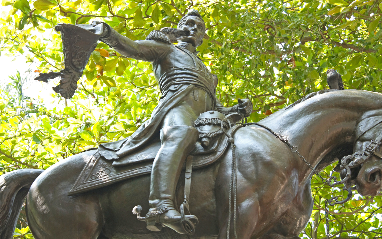 Estatua de Simón Bolívar en su propia plaza de Cartagena de Indias, Colombia