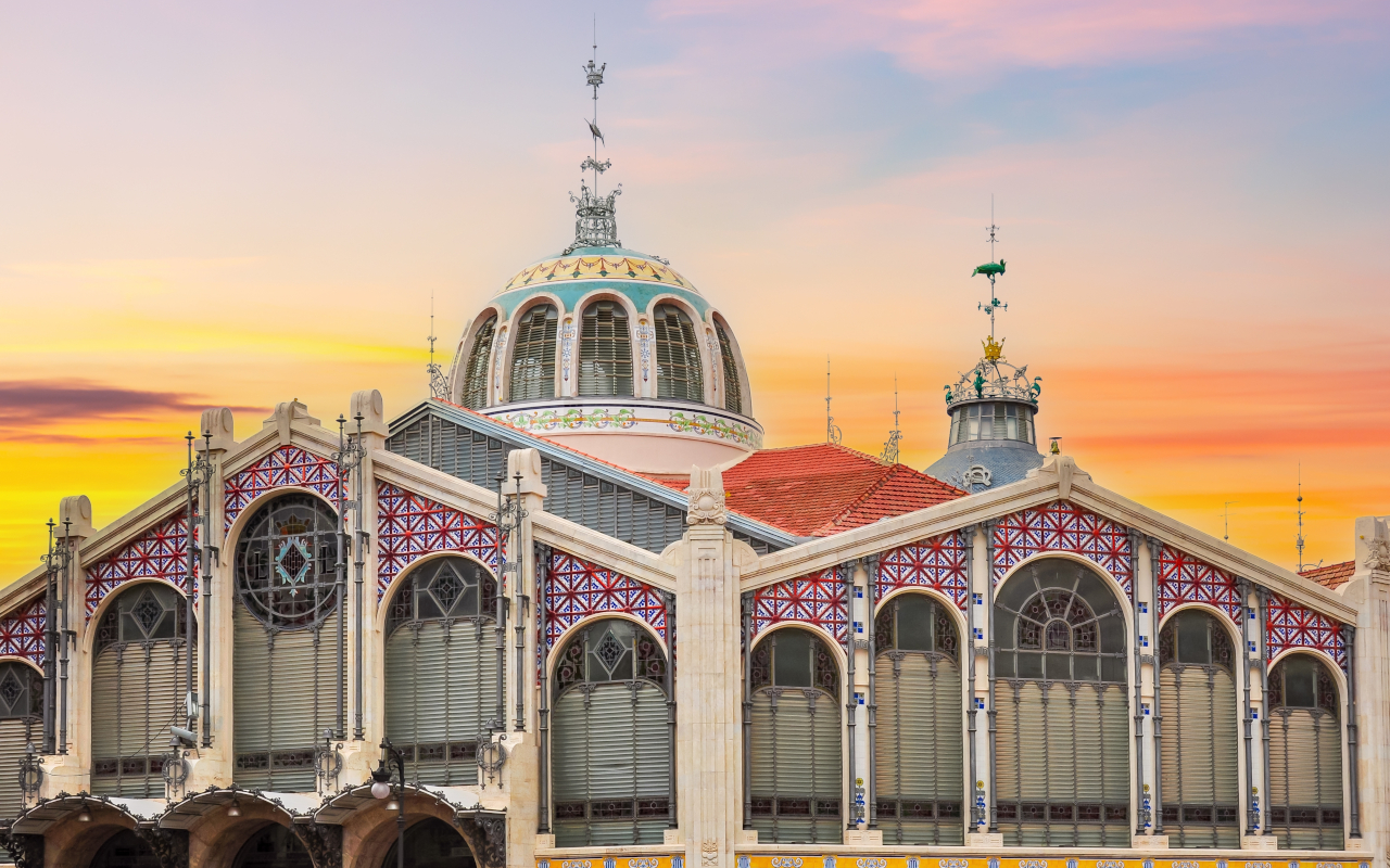 Atardecer detrás del Mercado Central de Valencia