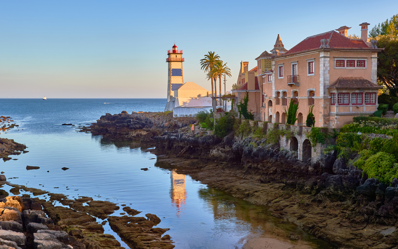 El faro de Santa Marta al atardecer en Cascais, Portugal