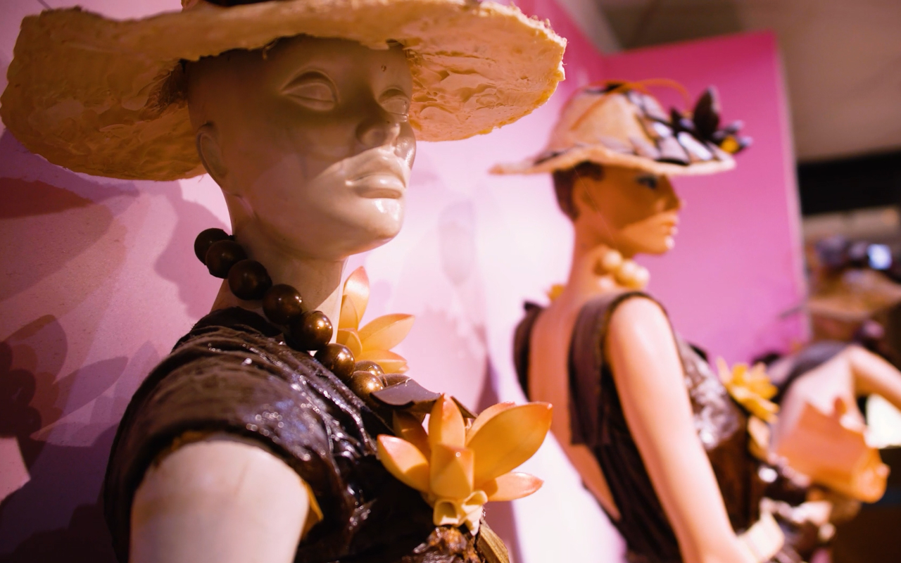 Obras de mujeres que se miran como esculturas, pero huelen como tentación.